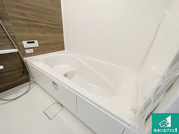 足をゆったり伸ばして寛げる浴槽です。窓が設けられていますので差し込む光が明るく穏やかな雰囲気にしてくれます♪浴室乾燥機も設置しているので、雨の日の洗濯物も安心です♪