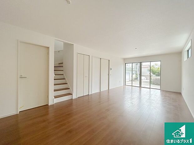 シンプルなリビングは、観葉植物等のインテリアを楽しめますね！パパ好みにも、ママ好みにも家具次第で雰囲気を変えることができます！