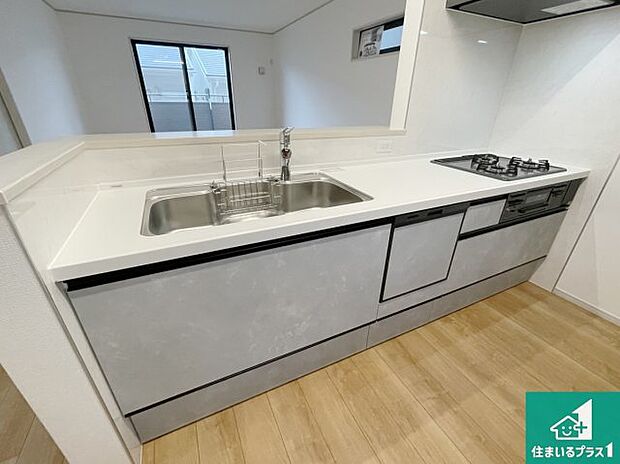 リビングと統一感があり、使い勝手のいいキッチン。広々としているので、二人並んで作業が出来ちゃいます。お子様と一緒に色々なお料理に挑戦できるスペースがあります。