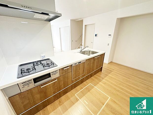 リビングと統一感があり、使い勝手のいいキッチン。広々としているので、二人並んで作業が出来ちゃいます。お子様と一緒に色々なお料理に挑戦できるスペースがあります。