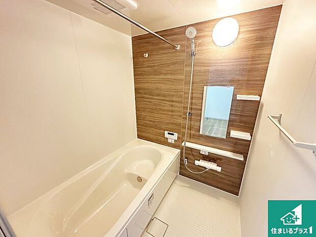 足をゆったり伸ばして寛げる浴槽です。窓が設けられていますので差し込む光が明るく穏やかな雰囲気にしてくれます♪浴室乾燥機も設置しているので、雨の日の洗濯物も安心です♪