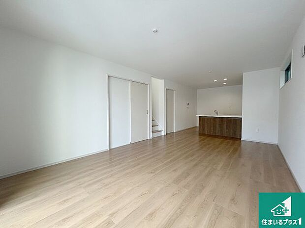 シンプルなリビングは、観葉植物等のインテリアを楽しめますね！パパ好みにも、ママ好みにも家具次第で雰囲気を変えることができます！