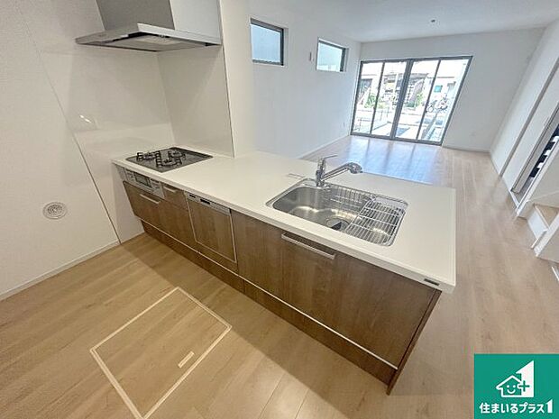 リビングと統一感があり、使い勝手のいいキッチン。広々としているので、二人並んで作業が出来ちゃいます。お子様と一緒に色々なお料理に挑戦できるスペースがあります。