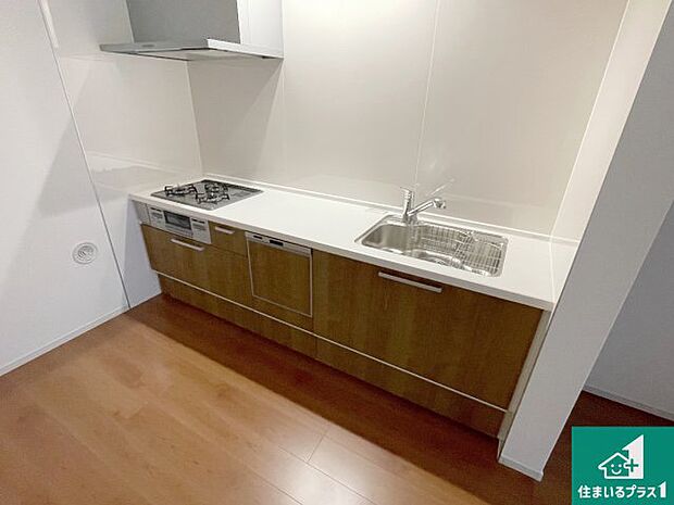 リビングと統一感があり、使い勝手のいいキッチン。広々としているので、二人並んで作業が出来ちゃいます。お子様と一緒に色々なお料理に挑戦できるスペースがあります。