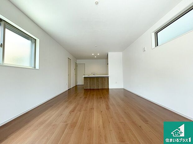 広く明るい、リビングは子育て中のお母さんも安心の対面キッチン。忙しいお母さんに嬉しい水回りが集約された家事導線が短く済む設計！