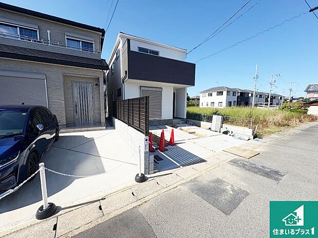 周辺は落ち着いた街並みの住宅地！子育てがしやすい住環境です！まだ未完成ですが、現地でしかわからない事もございます。是非一度ご覧ください。