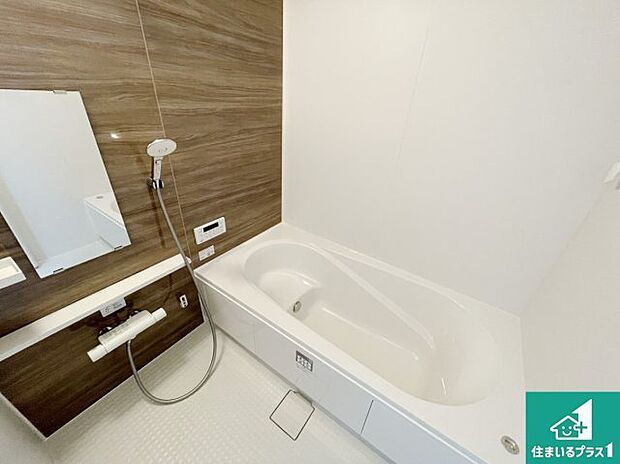 足をゆったり伸ばして寛げる浴槽です。浴室乾燥機も設置しているので、雨の日の洗濯物も安心です♪