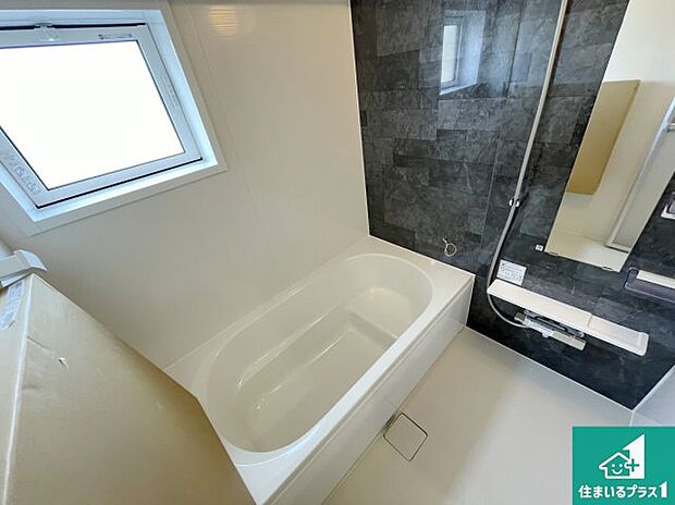 足をゆったり伸ばして寛げる浴槽です。窓が設けられていますので差し込む光が明るく穏やかな雰囲気にしてくれます♪浴室乾燥機も設置しているので、雨の日の洗濯物も安心です♪