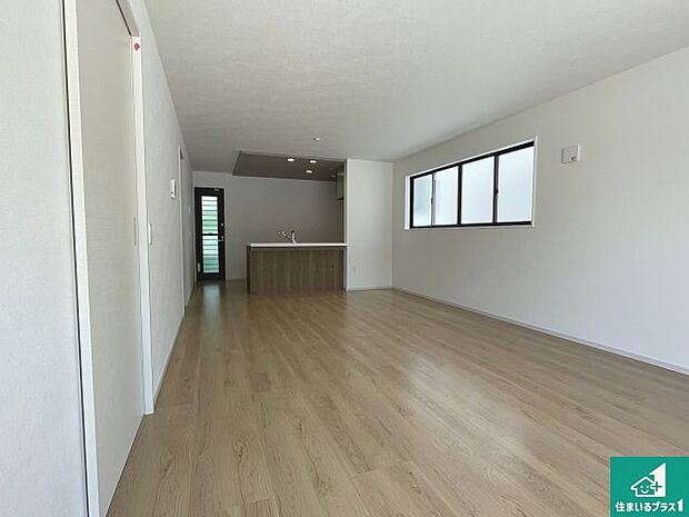 シンプルなリビングは、観葉植物等のインテリアを楽しめますね！パパ好みにも、ママ好みにも家具次第で雰囲気を変えることができます！