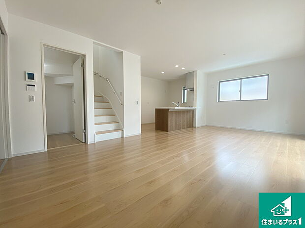 日当たり良好の明るいリビングで朝の目覚めもスッキリできそう!対面キッチンでご家族のコミュニケーションも自然と増える設計!小さなお子様が遊ぶスペースを作っても広々とくつろげるLDK!