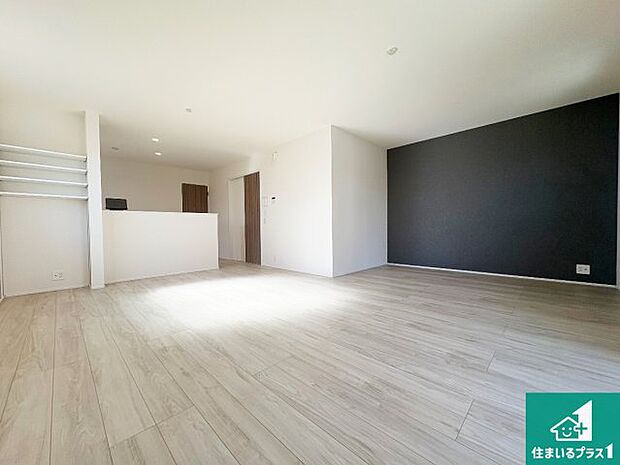 日当たり良好の明るいリビングで朝の目覚めもスッキリできそう！対面キッチンでご家族のコミュニケーションも自然と増える設計！小さなお子様が遊ぶスペースを作っても広々とくつろげるLDK！