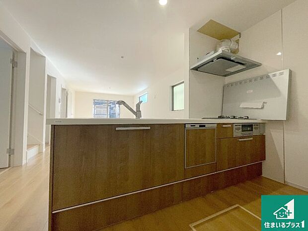 子供を見守りながらお料理が出来るため家族のコミュニケーションか増えます♪スペースが広く確保されている為お子様が大きくなったときは一緒に料理を楽しめます♪