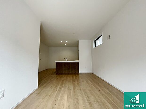 シンプルなリビングは、観葉植物等のインテリアを楽しめますね!パパ好みにも、ママ好みにも家具次第で雰囲気を変えることができます!