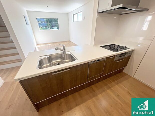 シンプルなリビングは、観葉植物等のインテリアを楽しめますね！パパ好みにも、ママ好みにも家具次第で雰囲気を変えることができます！