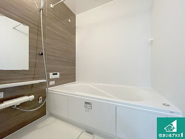 足をゆったり伸ばして寛げる浴槽です。窓が設けられていますので差し込む光が明るく穏やかな雰囲気にしてくれます♪浴室乾燥機も設置しているので、雨の日の洗濯物も安心です♪