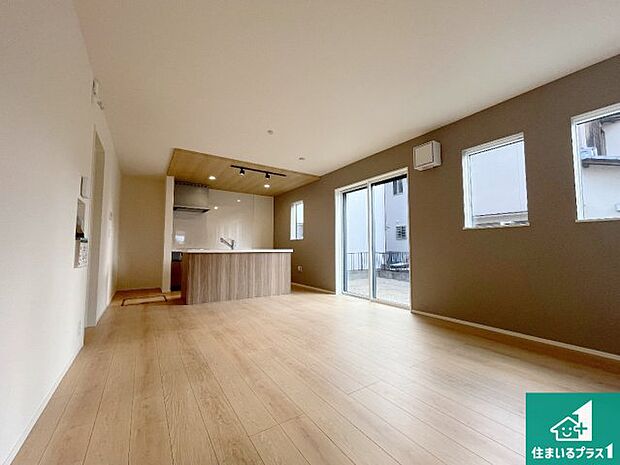 シンプルなリビングは、観葉植物等のインテリアを楽しめますね！パパ好みにも、ママ好みにも家具次第で雰囲気を変えることができます！