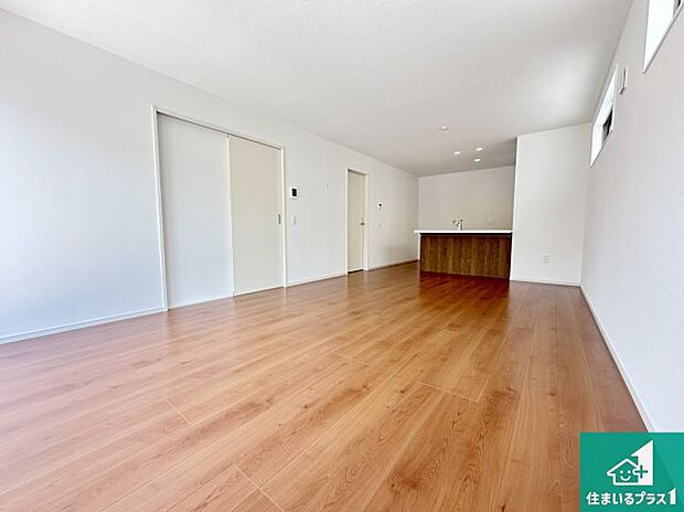 シンプルなリビングは、観葉植物等のインテリアを楽しめますね!パパ好みにも、ママ好みにも家具次第で雰囲気を変えることができます!