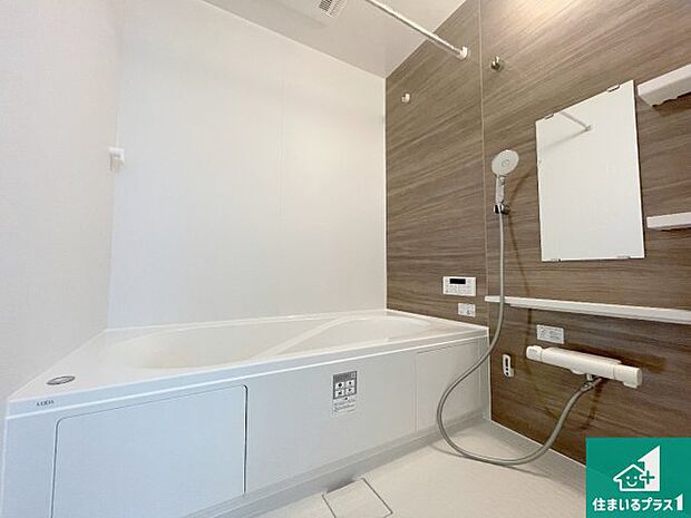 足をゆったり伸ばして寛げる浴槽です。窓が設けられていますので差し込む光が明るく穏やかな雰囲気にしてくれます♪浴室乾燥機も設置しているので、雨の日の洗濯物も安心です♪