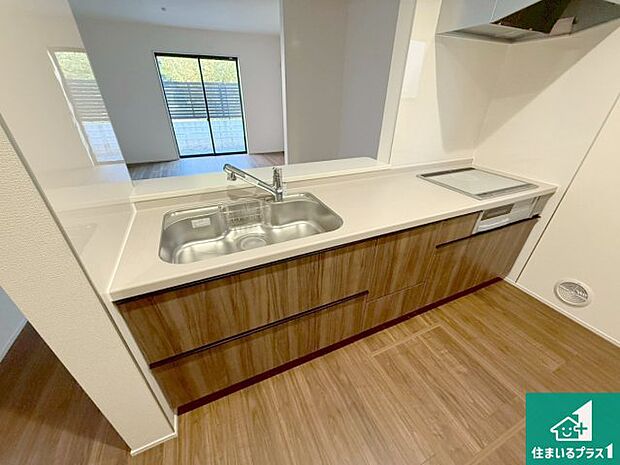 リビングと統一感があり、使い勝手のいいキッチン。広々としているので、二人並んで作業が出来ちゃいます。お子様と一緒に色々なお料理に挑戦できるスペースがあります。