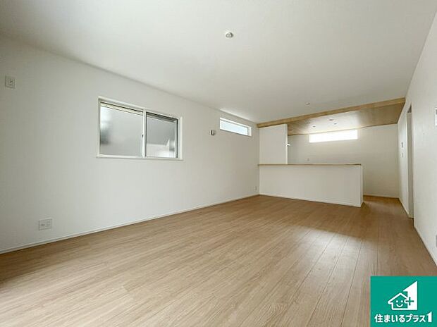 シンプルなリビングは、観葉植物等のインテリアを楽しめますね！パパ好みにも、ママ好みにも家具次第で雰囲気を変えることができます！