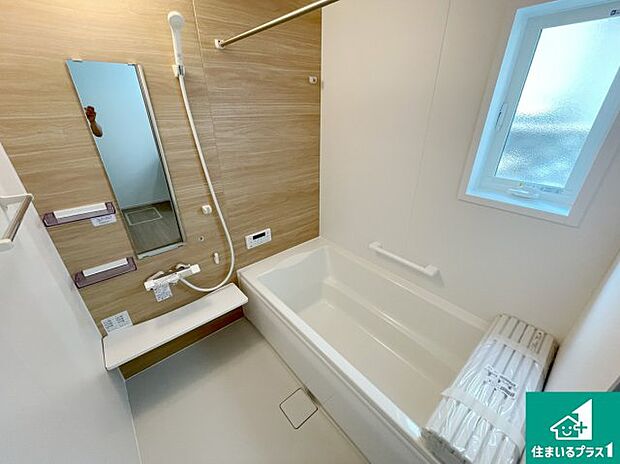 足をゆったり伸ばして寛げる浴槽です。窓が設けられていますので差し込む光が明るく穏やかな雰囲気にしてくれます♪浴室乾燥機も設置しているので、雨の日の洗濯物も安心です♪