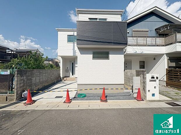 周辺は落ち着いた街並みの住宅地!子育てがしやすい住環境です!まだ未完成ですが、現地でしかわからない事もございます。是非一度ご覧ください。
