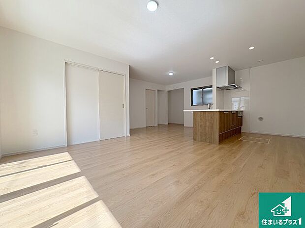 シンプルなリビングは、観葉植物等のインテリアを楽しめますね！パパ好みにも、ママ好みにも家具次第で雰囲気を変えることができます！