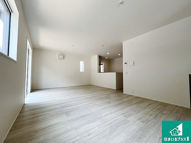 シンプルなリビングは、観葉植物等のインテリアを楽しめますね！パパ好みにも、ママ好みにも家具次第で雰囲気を変えることができます！