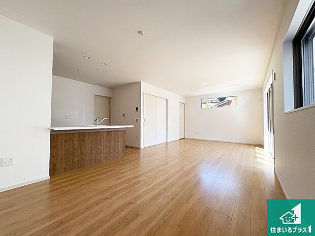 シンプルなリビングは、観葉植物等のインテリアを楽しめますね!パパ好みにも、ママ好みにも家具次第で雰囲気を変えることができます!