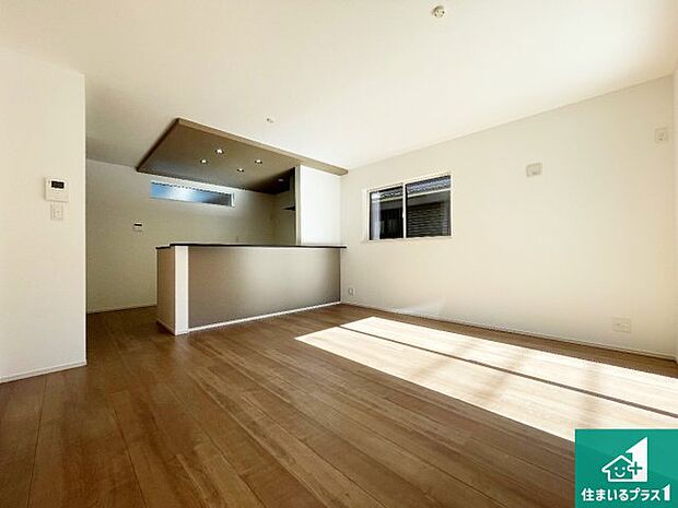 日当たり良好の明るいリビングで朝の目覚めもスッキリできそう!対面キッチンでご家族のコミュニケーションも自然と増える設計!小さなお子様が遊ぶスペースを作っても広々とくつろげるLDK!