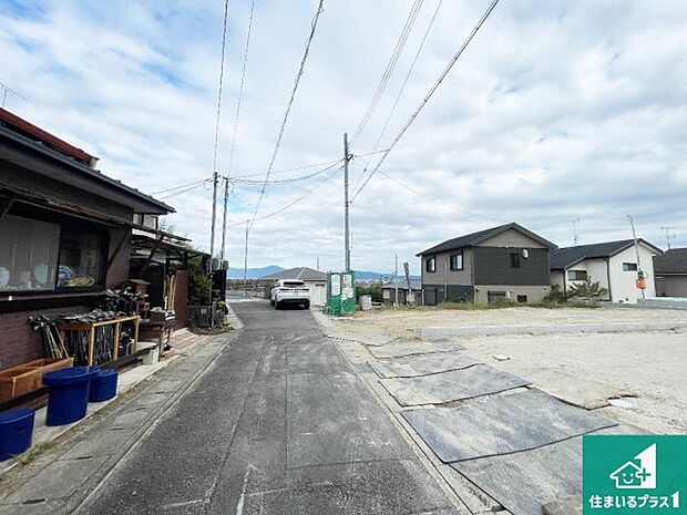 周辺は落ち着いた街並みの住宅地!子育てがしやすい住環境です!まだ未完成ですが、現地でしかわからない事もございます。是非一度ご覧ください。