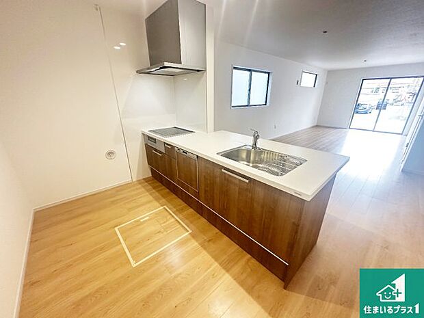 リビングと統一感があり、使い勝手のいいキッチン。広々としているので、二人並んで作業が出来ちゃいます。お子様と一緒に色々なお料理に挑戦できるスペースがあります。