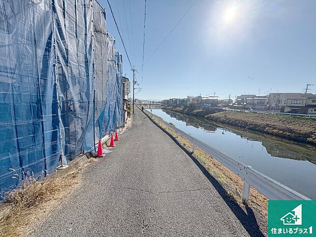 周辺は落ち着いた街並みの住宅地!子育てがしやすい住環境です!まだ未完成ですが、現地でしかわからない事もございます。是非一度ご覧ください。