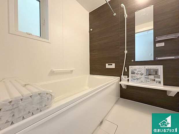 足をゆったり伸ばして寛げる浴槽です。窓が設けられていますので差し込む光が明るく穏やかな雰囲気にしてくれます♪浴室乾燥機も設置しているので、雨の日の洗濯物も安心です♪