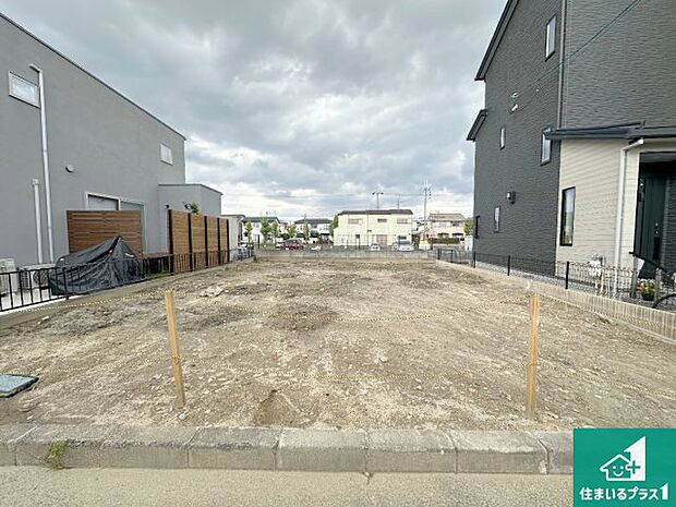 周辺は落ち着いた街並みの住宅地!子育てがしやすい住環境です!まだ未完成ですが、現地でしかわからない事もございます。是非一度ご覧ください。