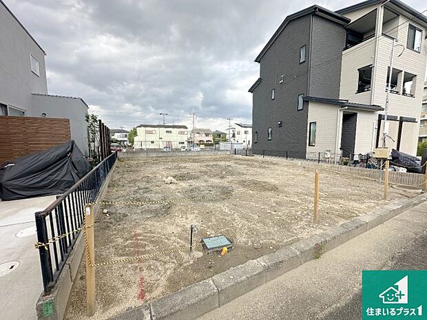 周辺は落ち着いた街並みの住宅地!子育てがしやすい住環境です!まだ未完成ですが、現地でしかわからない事もございます。是非一度ご覧ください。