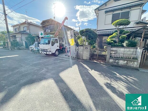 周辺は落ち着いた街並みの住宅地！子育てがしやすい住環境です！まだ未完成ですが、現地でしかわからない事もございます。是非一度ご覧ください。