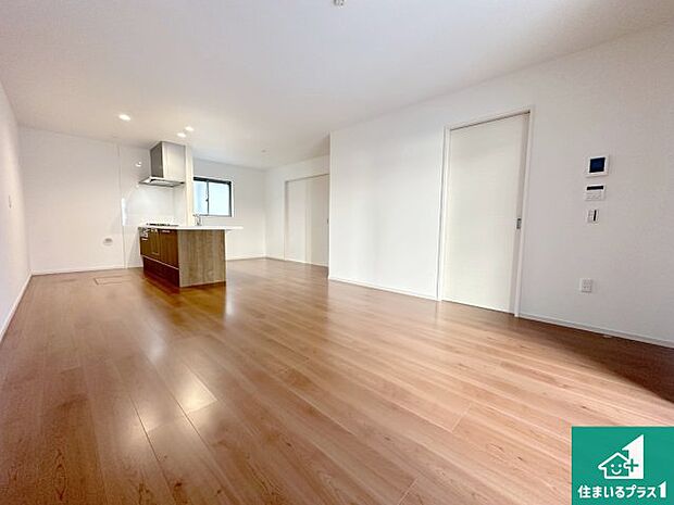 日当たり良好の明るいリビングで朝の目覚めもスッキリできそう!対面キッチンでご家族のコミュニケーションも自然と増える設計!小さなお子様が遊ぶスペースを作っても広々とくつろげるLDK!