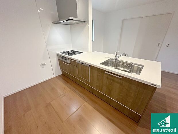 リビングと統一感があり、使い勝手のいいキッチン。広々としているので、二人並んで作業が出来ちゃいます。お子様と一緒に色々なお料理に挑戦できるスペースがあります。