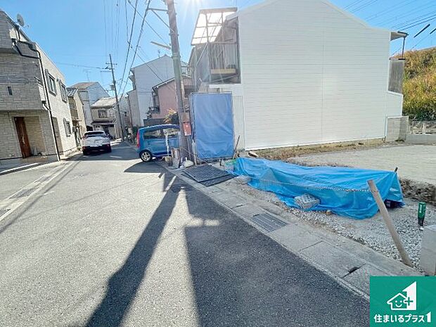 周辺は閑静な住宅街です。前面道路もしっかりと有りますので車の出し入れも安心ですよ！