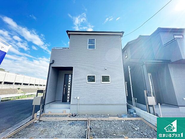 周辺は落ち着いた街並みの住宅地！子育てがしやすい住環境です！まだ未完成ですが、現地でしかわからない事もございます。是非一度ご覧ください。