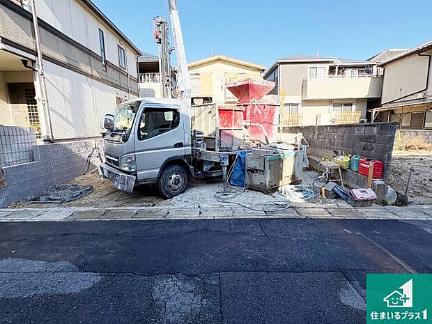 周辺は落ち着いた街並みの住宅地!子育てがしやすい住環境です!まだ未完成ですが、現地でしかわからない事もございます。是非一度ご覧ください。