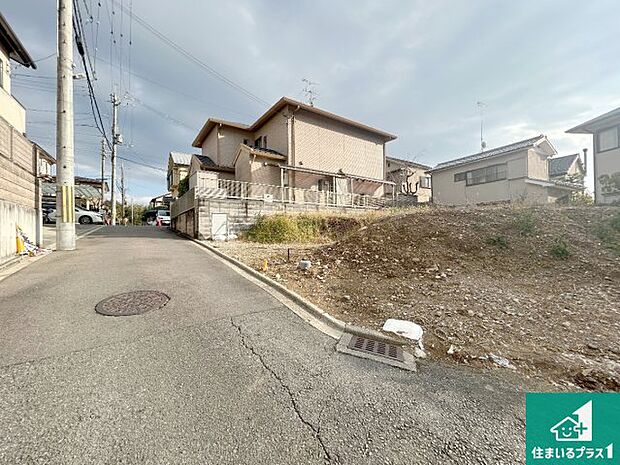 周辺は落ち着いた街並みの住宅地！子育てがしやすい住環境です！まだ未完成ですが、現地でしかわからない事もございます。是非一度ご覧ください。