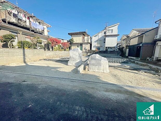 周辺は落ち着いた街並みの住宅地！子育てがしやすい住環境です！まだ未完成ですが、現地でしかわからない事もございます。是非一度ご覧ください。