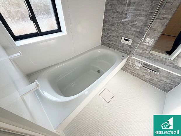 足をゆったり伸ばして寛げる浴槽です。窓が設けられていますので差し込む光が明るく穏やかな雰囲気にしてくれます♪浴室乾燥機も設置しているので、雨の日の洗濯物も安心です♪