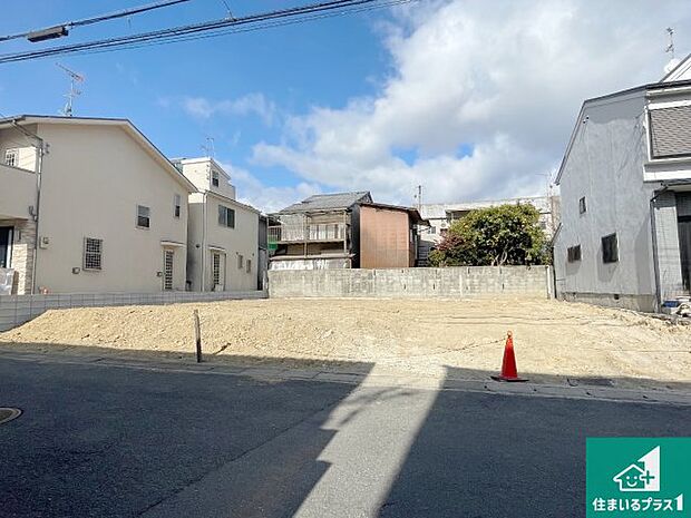 周辺は落ち着いた街並みの住宅地！子育てがしやすい住環境です！まだ未完成ですが、現地でしかわからない事もございます。是非一度ご覧ください。