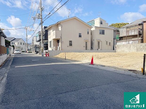 周辺は落ち着いた街並みの住宅地！子育てがしやすい住環境です！まだ未完成ですが、現地でしかわからない事もございます。是非一度ご覧ください。