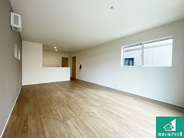 日当たり良好の明るいリビングで朝の目覚めもスッキリできそう！対面キッチンでご家族のコミュニケーションも自然と増える設計！小さなお子様が遊ぶスペースを作っても広々とくつろげるLDK！