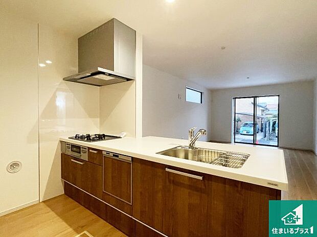 リビングと統一感があり、使い勝手のいいキッチン。広々としているので、二人並んで作業が出来ちゃいます。お子様と一緒に色々なお料理に挑戦できるスペースがあります。