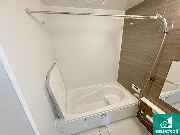 足をゆったり伸ばして寛げる浴槽です。浴室乾燥機も設置しているので、雨の日の洗濯物も安心です♪